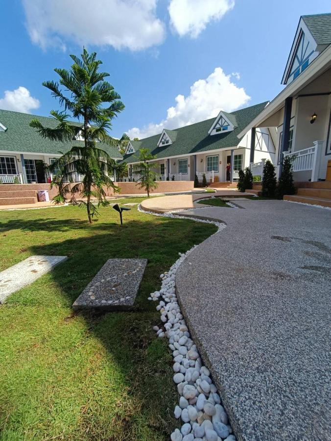English Resotel : อิงลิช รีโซเทล Накхонситхаммарат Экстерьер фото